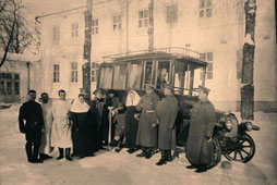 Минск. Группа медицинского персонала больницы у машины перед отправкой раненых, около 1915 г.