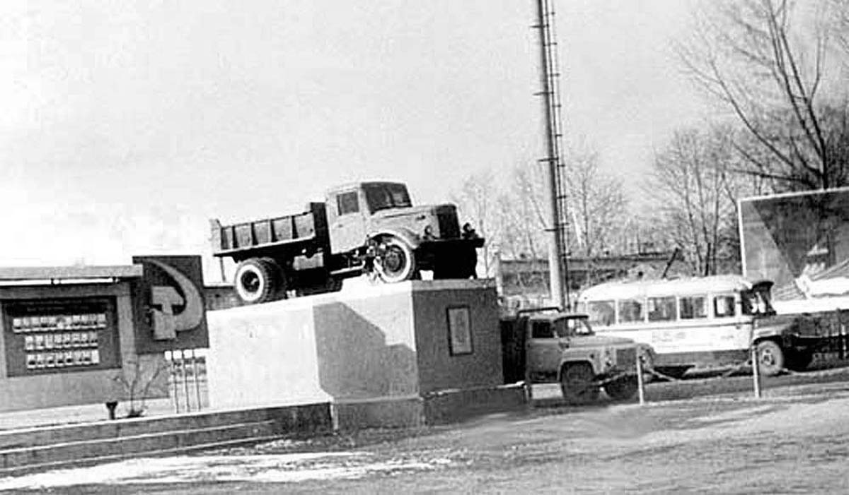 Нефтекамск. Монумент перед главными воротами АТК БНПС, 1973 год