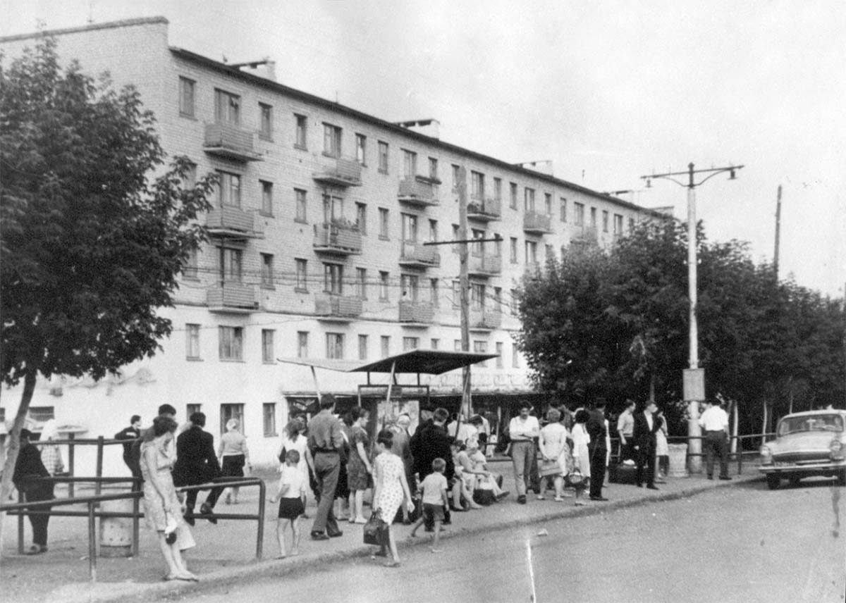 Альметьевск. Автобусная остановка на улице 40 лет Октября, 1980-е годы