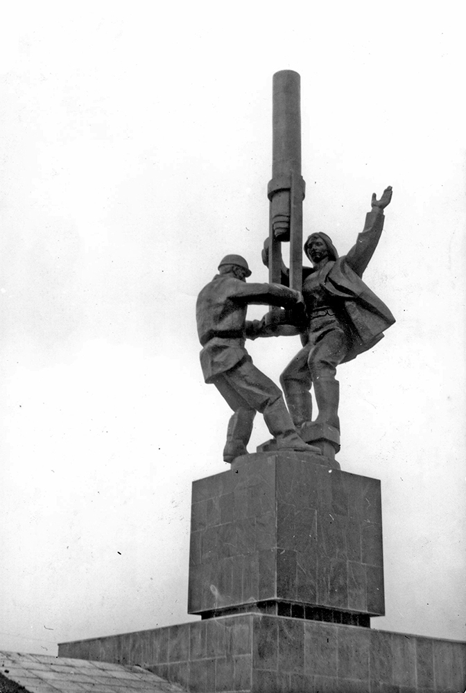Альметьевск. Памятник нефтяникам-первопроходцам в честь 2-х миллиардной тонны нефти, 1984
