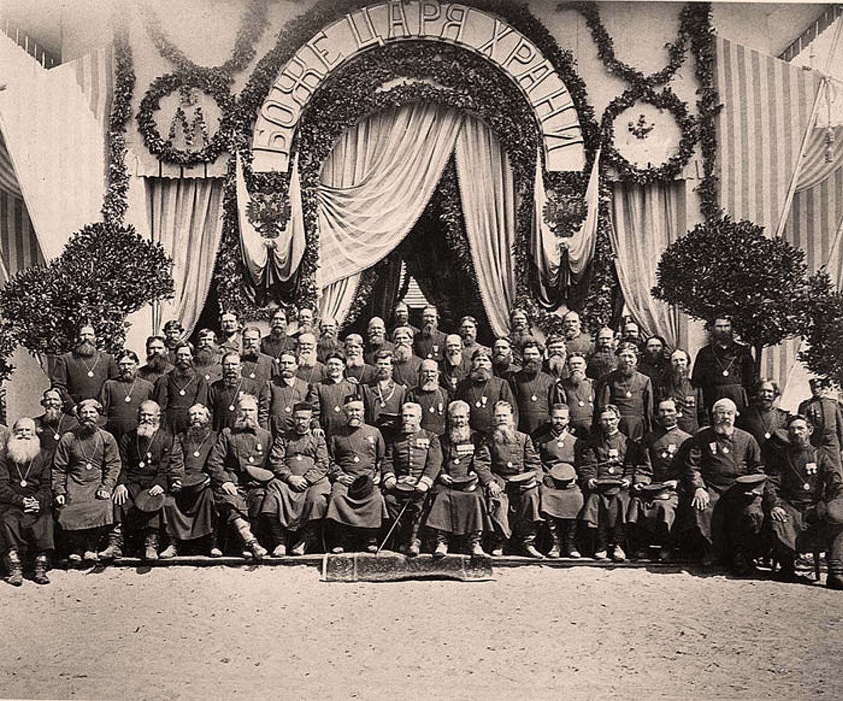 Глава II. Часть 2. Группа старшин и старост, встречающих императора Николая II, c. Выездная слобода, 1903 г.