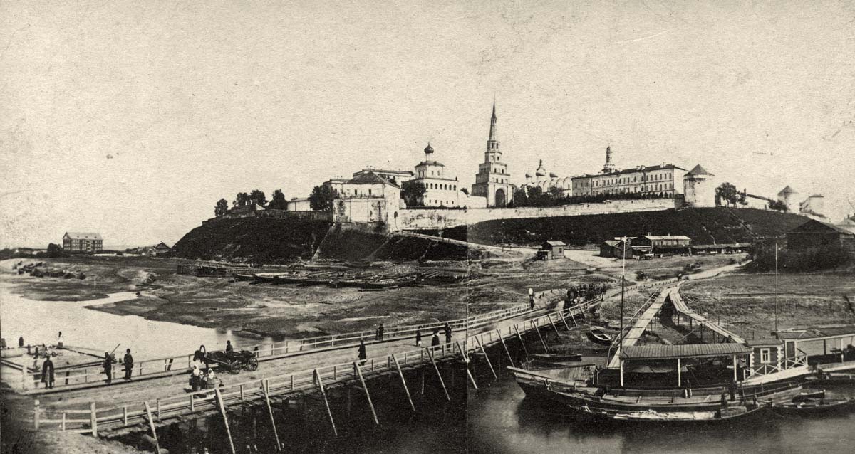 Кремль, Тайницкие ворота, вдали - городская бревенчатая мельница, около 1880