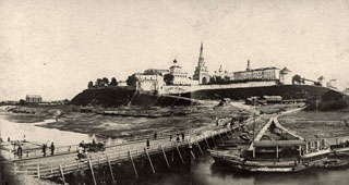 Казанский Кремль. Тайницкие ворота, вдали - городская бревенчатая мельница, около 1880