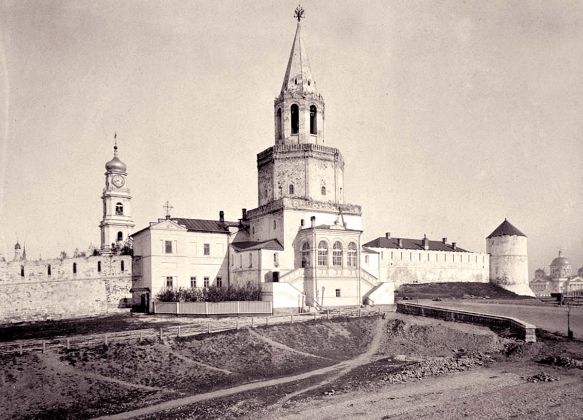 Спасская башня Кремля и военная церковь, 1880