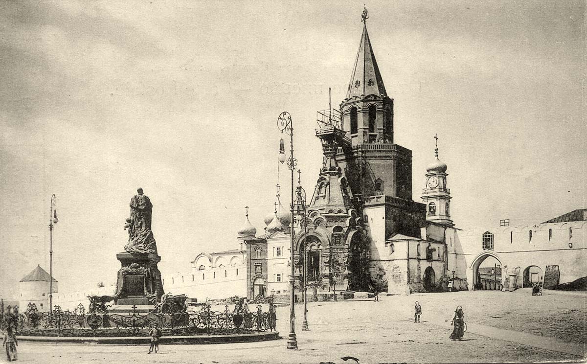 Спасская башня Кремля, военная церковь и памятник Александру II