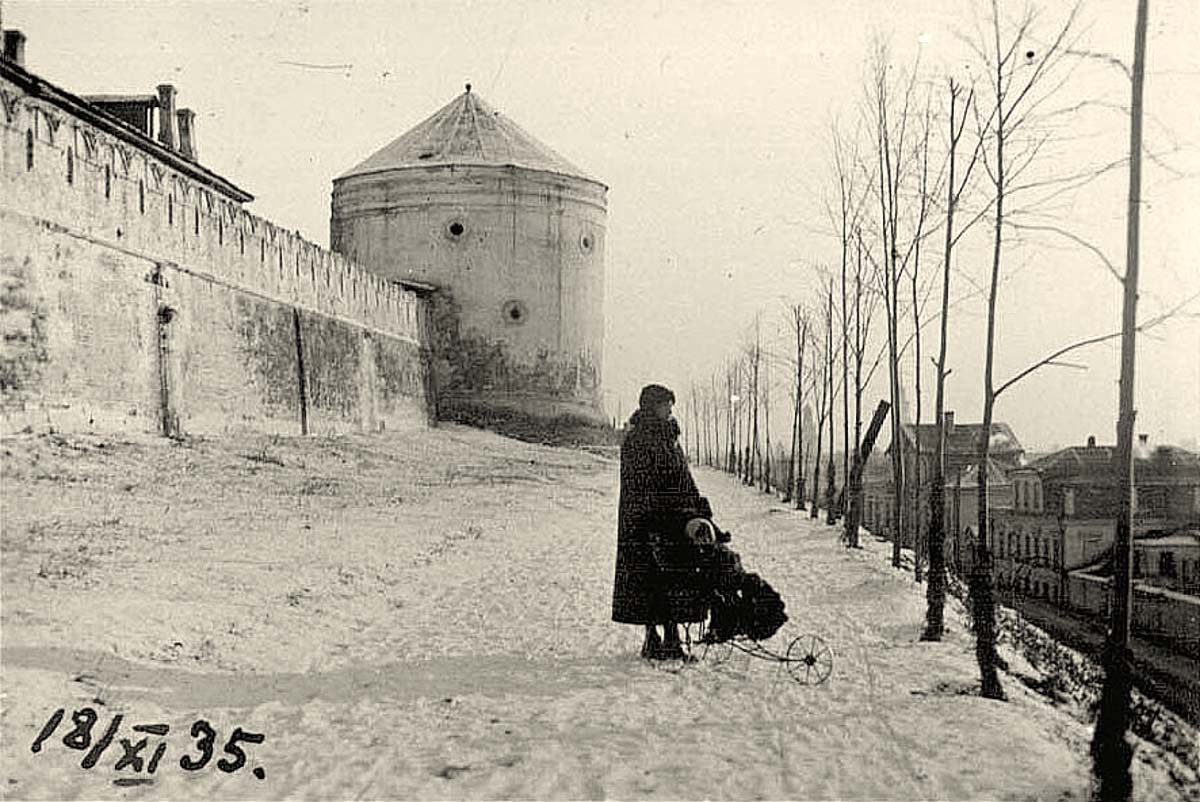 Казанский Кремль. У Кремлевской стены, 1935