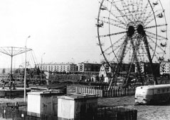 Нефтекамск. Чертово колесо в парке Гулливер, вдали - улица Ленина, 1969 год