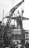 Нефтекамск. Монтаж памятника у школы №2, май 1967 года